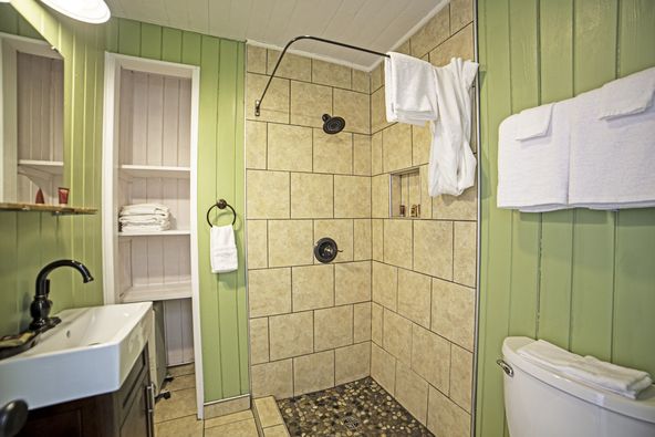 Riverside Lodge at Chimney Rock: 289 Main St, Chimney Rock, NC 28720